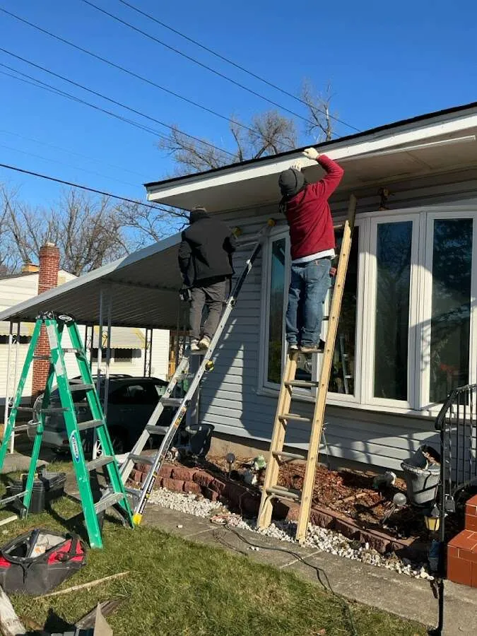 Restoration crew performing exterior repair in Oak Ridge